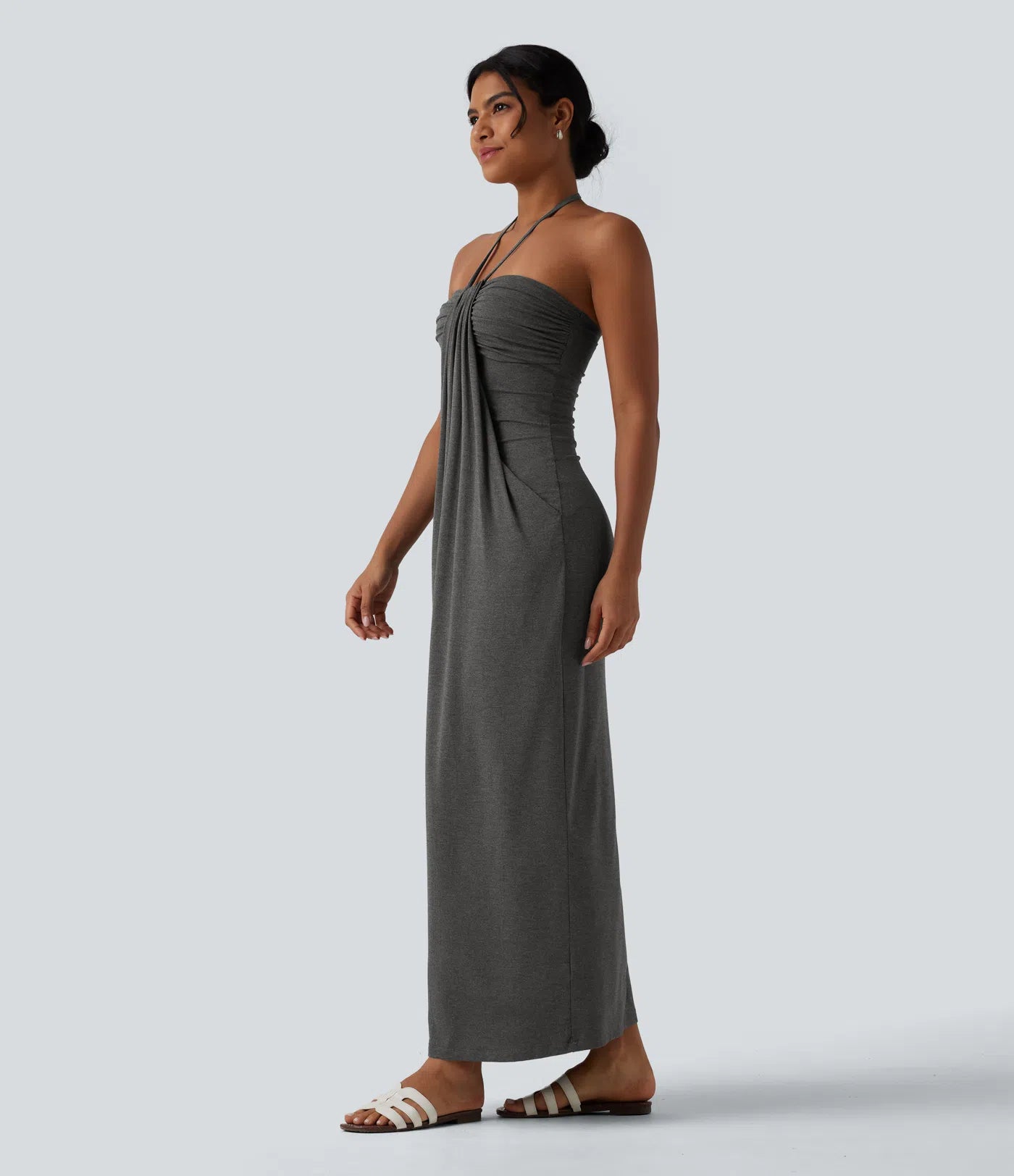 Vestido largo con cuello halter y bolsillos laterales