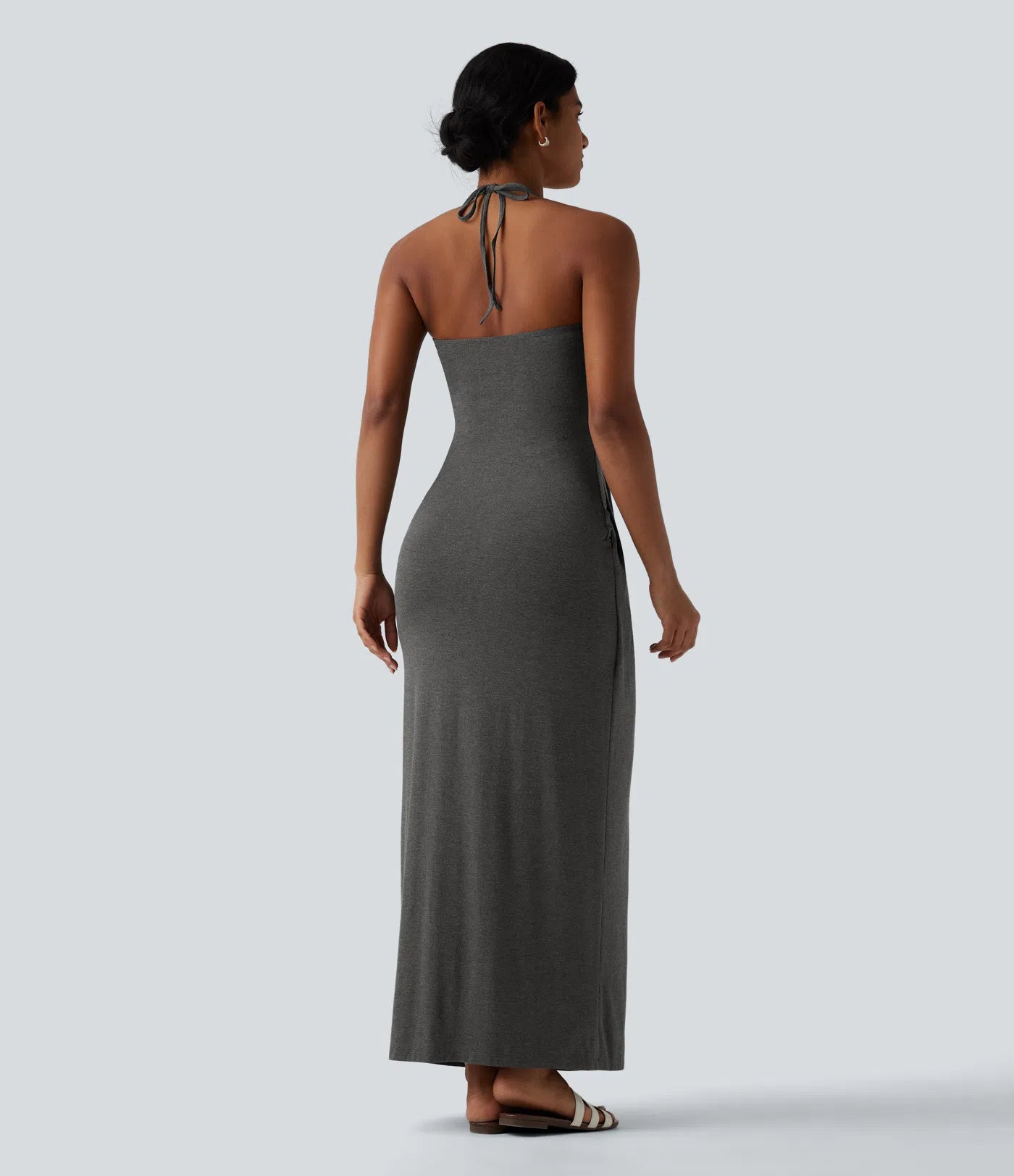 Vestido largo con cuello halter y bolsillos laterales