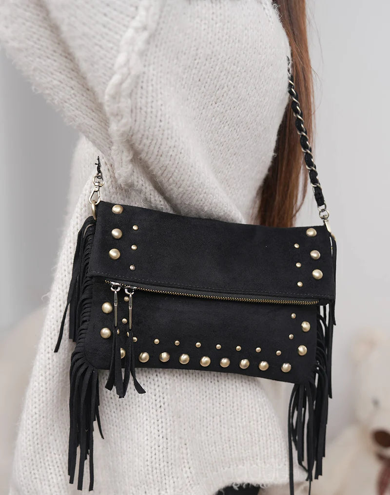 Bolso Clutch de Gamuza con Tachas y Flecos