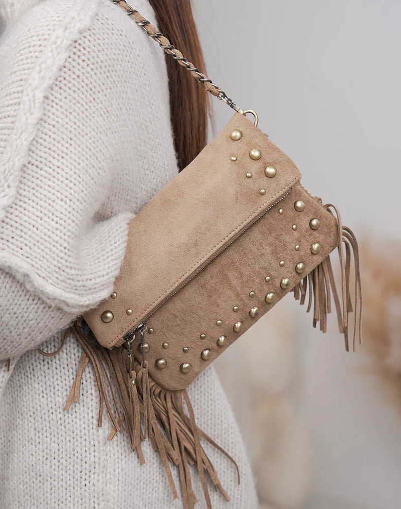 Bolso Clutch de Gamuza con Tachas y Flecos