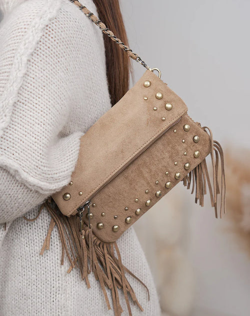 Bolso Clutch de Gamuza con Tachas y Flecos
