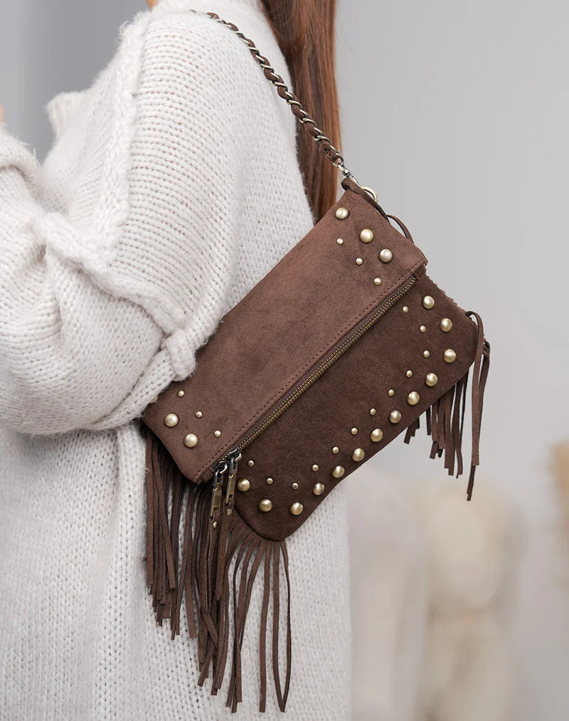 Bolso Clutch de Gamuza con Tachas y Flecos