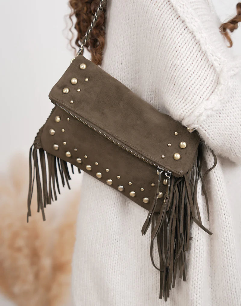 Bolso Clutch de Gamuza con Tachas y Flecos
