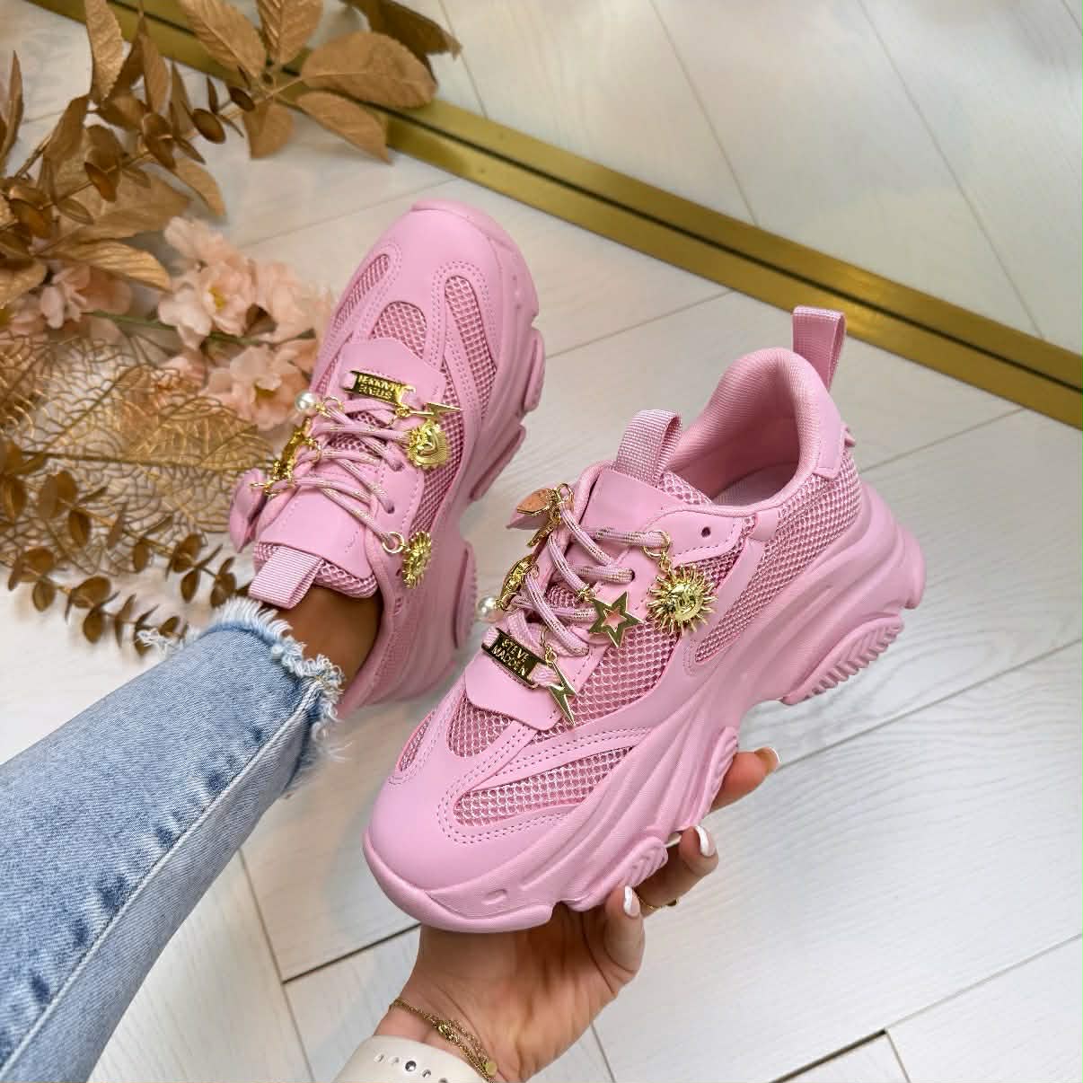 Sneakers Chunky con Charms Dorados
